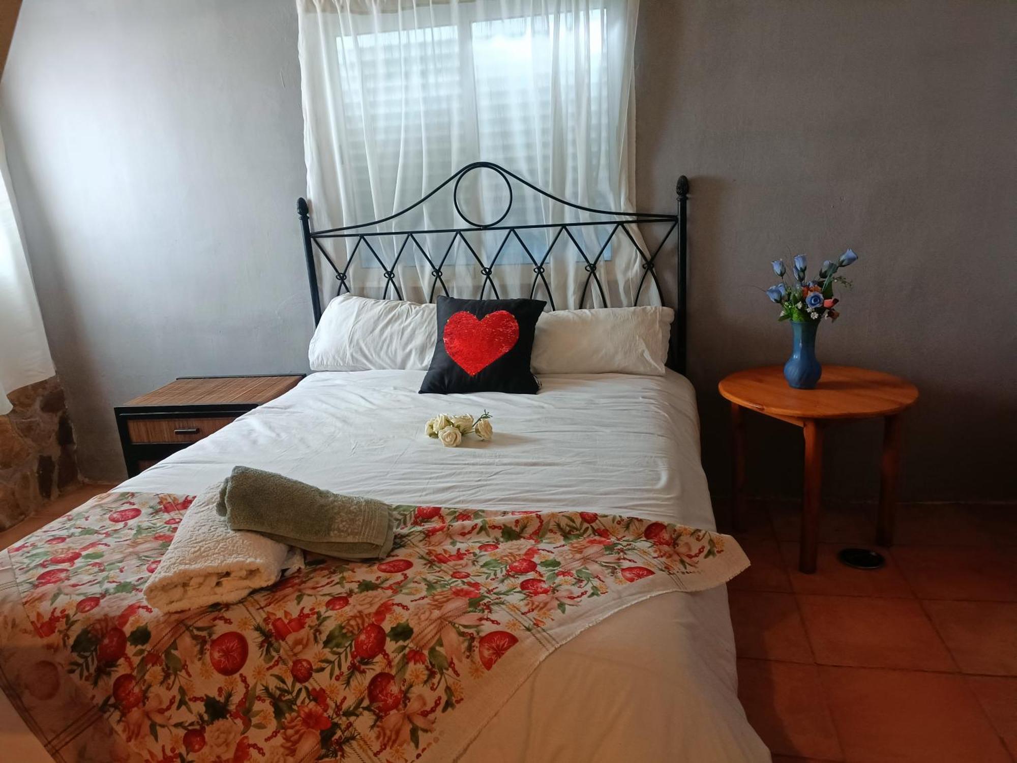 Bedroom With Private Bathroom And Two-Bedroom Family Suite In Quiet Forest Country House 80M2 Large Swimming Pool Music Town Lliria The Garden And Swimmingpool And Garden Are Shared Llíria Quarto foto